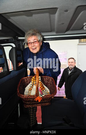 Worms, Deutschland - 23. Dezember 2012: Stadt Worms sponsert Shuttleservice, damit ältere Menschen einkaufen Stockfoto