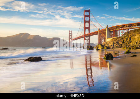 Klassische Panorama der berühmten Golden Gate Bridge gesehen vom malerischen Baker Beach im schönen goldenen Abendlicht bei Sonnenuntergang, San Francisco Bay, USA Stockfoto