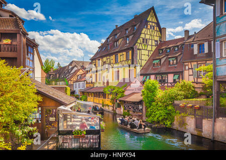 Schöne Aussicht auf die historische Stadt Colmar, auch bekannt als klein-Venedig, mit Touristen eine Bootsfahrt fahren am Fluss Lauch, Elsass, Frankreich Stockfoto