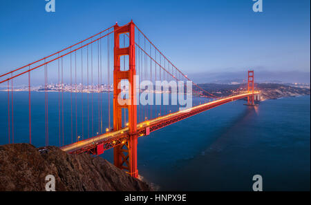 Klassische Panorama der berühmten Golden Gate Bridge gesehen aus Sicht der Batterie Spencer in schönen Beitrag Sonnenuntergang Dämmerung zur blauen Stunde, San Francisco Stockfoto