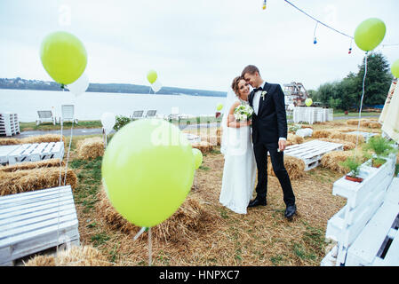 schöne junge Hochzeit paar küssen, blonde Braut mit flowe Stockfoto