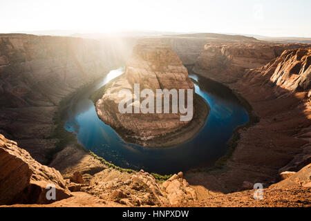 Klassische Weitwinkelansicht von berühmten Horseshoe Bend, eine hufeisenförmige Mäander des Colorado River im schönen Abendlicht bei Sonnenuntergang, Arizona, USA Stockfoto