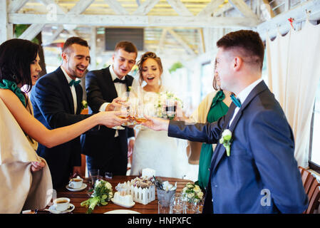 Bräute Hochzeit Tag mit Freunden in einem café Stockfoto