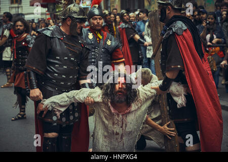 Szene mit Leiden ermüdet Jesus Christus von römischen Soldaten während des Weges die Cross Nachstellung am 15. April 2014 in Bukarest durchgeführt. Stockfoto