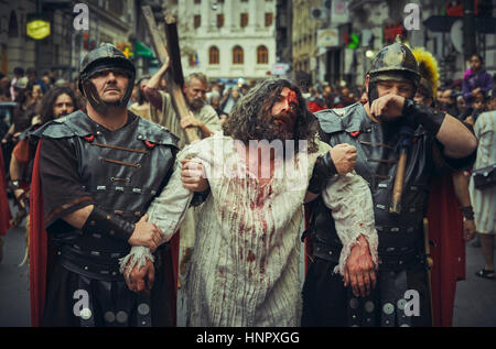 Szene mit Leiden ermüdet Jesus Christus von römischen Soldaten während des Weges die Cross Nachstellung am 15. April 2014 in Bukarest durchgeführt. Stockfoto