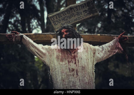 Schauspieler spielt Jesus Christus gekreuzigt, während die Straße Nachstellung der Kreuzweg auf gute Dienstag, 15. April 2014, Bukarest, Rumänien