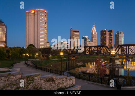 Die Skyline der Stadt von Columbus, Ohio in der Abenddämmerung. Stockfoto