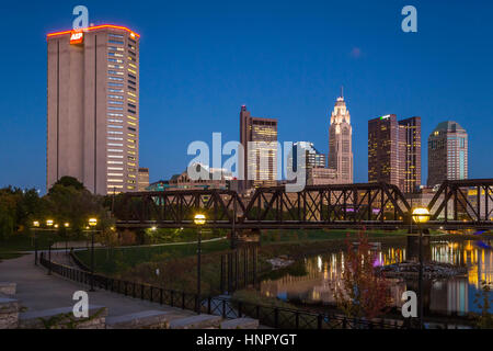 Die Skyline der Stadt von Columbus, Ohio in der Abenddämmerung. Stockfoto