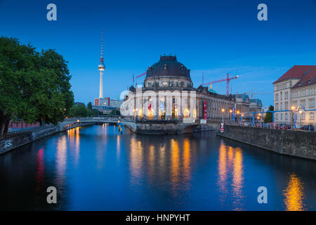 Schöne Aussicht auf die berühmte Bode-Museum im historischen Museumsinsel mit Fernsehturm und Spree entlang in der Dämmerung während der blauen Stunde in der Abenddämmerung, Berlin Mitte Stockfoto