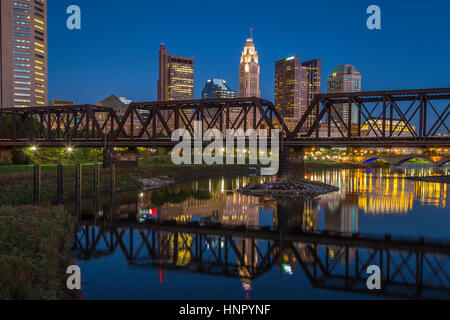 Die Skyline der Stadt von Columbus, Ohio in der Abenddämmerung. Stockfoto