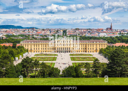 Klassische Ansicht des berühmten Schloss Schönbrunn mit malerischen großen Parterres Garten an einem schönen sonnigen Tag mit blauem Himmel und Wolken, Wien, Österreich Stockfoto