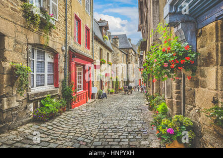 Schöne Aussicht auf die malerische enge Gasse mit historischen, traditionellen Häusern und gepflasterten Straße in eine alte Stadt in Europa mit blauem Himmel und Wolken im Sommer Stockfoto