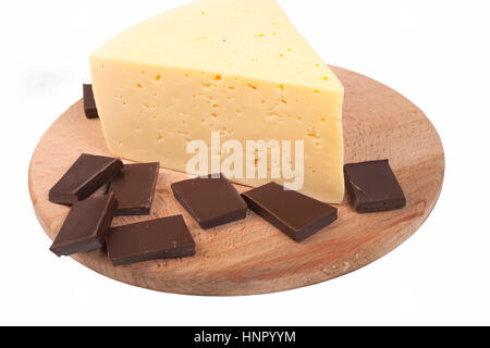 Käse, Schokolade auf einem hölzernen Tisch, isoliert Stockfoto