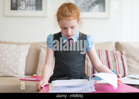 Ein kleines Mädchen Abschluss ihre Hausaufgaben. Stockfoto