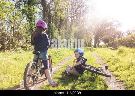 Ein Junge und Mädchen, die Erkundung der Landschaft auf dem Fahrrad. Stockfoto