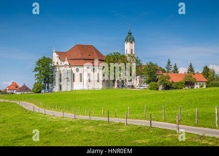 Schöne Aussicht auf die berühmte ovale Rokoko Wallfahrt Kirche der Wies (Wieskirche), ein UNESCO-Weltkulturerbe seit 1983, im Sommer, Bayern, Deutschland Stockfoto