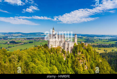 Schöne Aussicht auf den weltberühmten Schloss Neuschwanstein, das 19. Jahrhundert Romanesque Wiederbelebung Palast für König Ludwig II in Füssen, Bayern, Deutschland Stockfoto