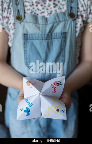 Ein Mädchen mit einer Wahrsagerin Origami-Papier-Spiel Stockfoto