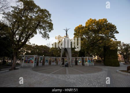 Die Kinder Friedensmonument in Hiroshima, Japan - zum Gedenken an Sadako Sasaki und den Tausenden von Kindern, die Opfer des Atombombenabwurfs auf Stockfoto