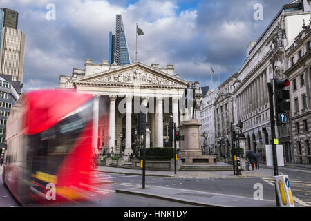 London, England - The Royal Echnage Gebäude mit sich bewegenden roten Doppeldecker-bus Stockfoto