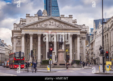 London, England - kultigen roten Doppeldecker-Bus und das Royal Exchange building Stockfoto