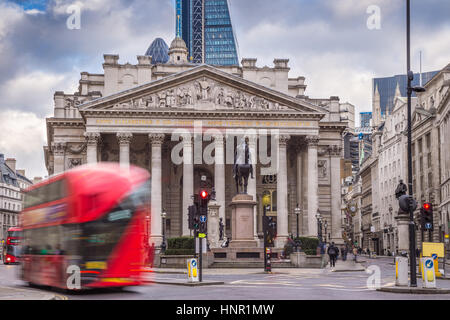 London, England - kultigen roten Doppeldecker-Busse auf den Umzug und das Royal Exchange building Stockfoto