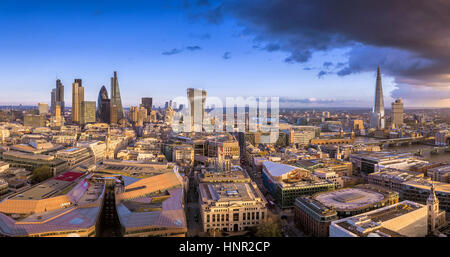 London, England - Panorama Skyline von der berühmten Bank Stadtteil von London, das führende Bankenviertel der Welt bei Sonnenuntergang mit Wolkenkratzern und Stockfoto