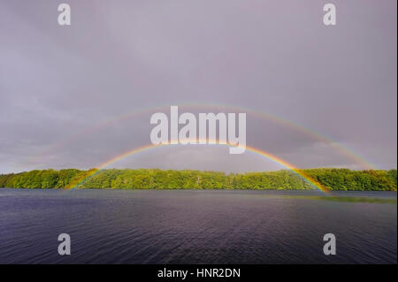 Regenbögen Uber an einen See, Regenbogen Uber Einem sehen Stockfoto