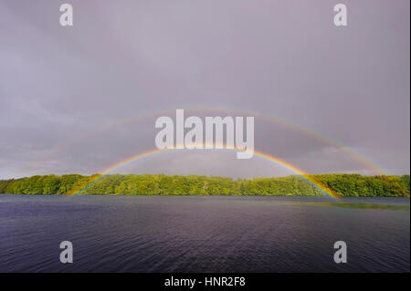 Regenbögen Uber an einen See, Regenbogen Uber Einem sehen Stockfoto