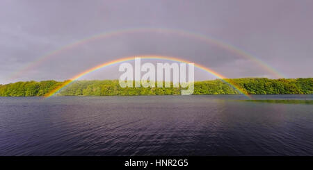 Regenbögen Uber an einen See, Regenbogen Uber Einem sehen Stockfoto