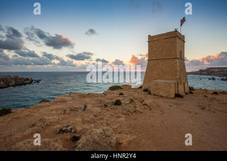 Malta - Ghajn Tuffieha Wachturm am Golden Bay vor Sonnenuntergang Stockfoto