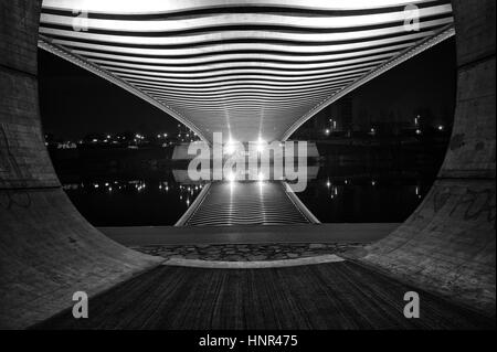 Troja-Brücke in Prag. Schöne Stadtbild Nachtansicht Stockfoto