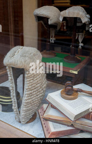 Court Kleid Perücken für Juristen (Anwälte und Richter) im Fenster von Ede & Ravenscroft, am 15. Februar 2017, in London, Vereinigtes Königreich. Perücken sind aus 100 % Rosshaar, handgefertigt, die nach UK Gesundheitsvorschriften behandelt wurde. Stockfoto