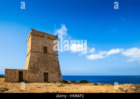 Malta - Ghajn Tuffieha Wachturm am Golden Bay auf einem schönen sonnigen Sommertag mit klaren blauen Himmel Stockfoto