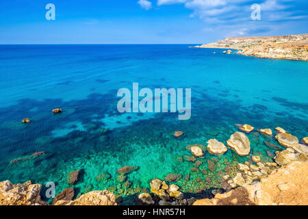 Ghajn Tuffieha, Malta - Panorama Skyline Blick auf Golden Bay, Maltas schönsten Sandstrand an einem schönen Sommertag mit blauen Himmel und Wolken Stockfoto