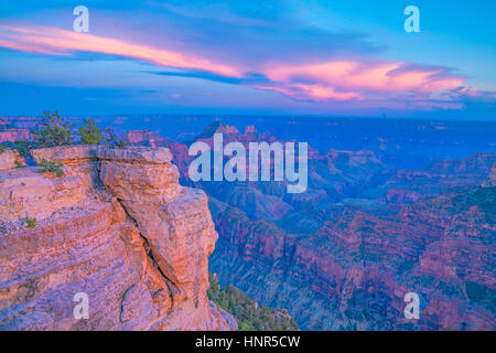 Blick vom Bright Amgel Point, Grand Canyon National Park North Rim, Arizona Brahma und ZOraster Tempel Stockfoto