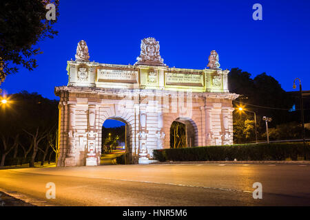 Floriana, Malta - in den frühen Morgenstunden am Porte des Bombes oder Floriana Tor nach Valletta mit leeren Straße und klaren, blauen Himmel Stockfoto