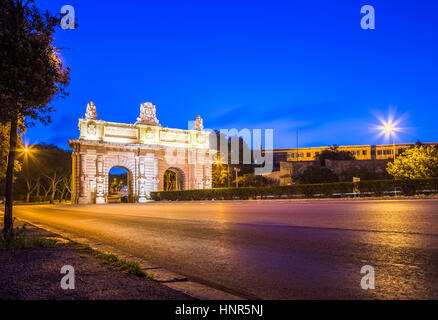 Floriana, Malta - in den frühen Morgenstunden am Porte des Bombes oder Floriana Tor nach Valletta mit leeren Straße und klaren, blauen Himmel Stockfoto