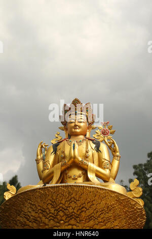 Goldene Statue von Buddha, Swayambhu Nath Tempel, Kathmandu, Nepal Stockfoto