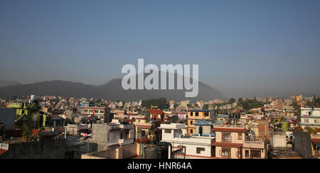 Dächer von Kathmandu an einem sonnigen Tag mit Bergen im Hintergrund, Nepal. Stockfoto