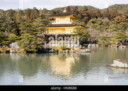 Kinkaku-Ji, (金閣寺, Goldener Pavillon) offiziell Rokuon-Ji genannt, ist ein Zen-buddhistischen Tempel in Kyoto, Japan Stockfoto