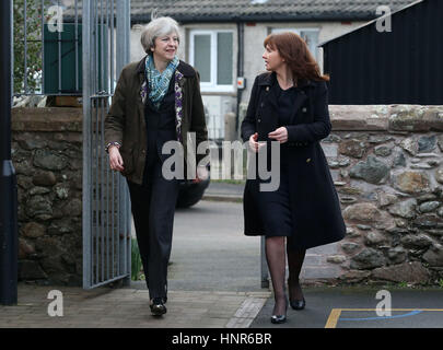 RETRANSMITTED Korrektur der Lage von MERSEYSIDE, CUMBRIA Premierminister Theresa May (links) und konservative Partei Kandidat für die Nachwahl Copeland, Trudy Harrison, während eines Besuchs in Captain Shaw-Grundschule in Bootle, Cumbria. Stockfoto