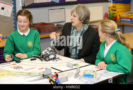 RETRANSMITTED Korrektur der Lage von MERSEYSIDE, CUMBRIA Premierminister Theresa May sitzt mit sechs Schüler während eines Besuchs in Captain Shaw-Grundschule in Bootle, Cumbria, mit konservativen Partei Kandidat für die Nachwahl Copeland Trudy Harrison. Stockfoto