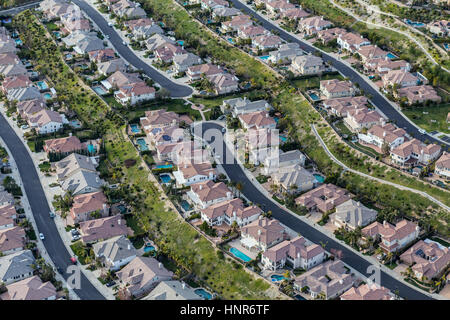 Luftaufnahme des sauberen Vorortstraßen im Bereich Stevenson Ranch des Los Angeles County, Kalifornien. Stockfoto