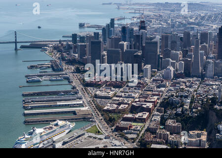 San Francisco, Kalifornien, USA - 19. September 2016: Am Nachmittag Blick auf San Francisco Pfeiler und Türme. Stockfoto