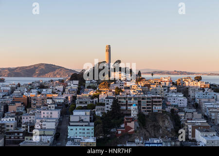 San Francisco, Kalifornien, USA - 13. Januar 2013: Spät am Nachmittag auf Coit Tower und Fernschreiber-Hügel nahe der Innenstadt von San Francisco. Stockfoto