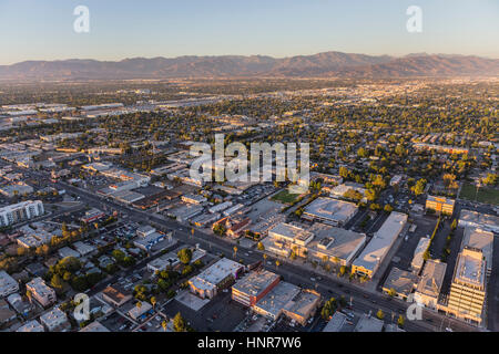 Los Angeles, Kalifornien, USA - 21. Juli 2016: Spät am Nachmittag Luftbild von Van Nuys Blvd im Bereich San Fernando Valley in Los Angeles, Kalifornien. Stockfoto