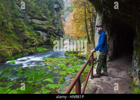 Touristen besuchen die Kamnitz Schlucht / Soutěsky Kamenice in der Böhmischen Schweiz im Herbst, Region Ústí Nad Labem / Straße Region, Tschechische Republik Stockfoto