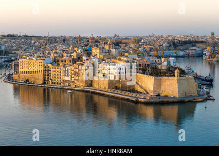 Senglea Skyline Blick mit Gardjola Garten von Valletta in den frühen Morgenstunden, Malta Stockfoto