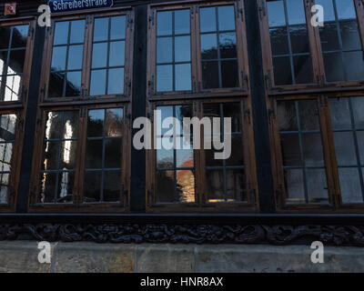Reflexionen in einem alten Fenster Stockfoto